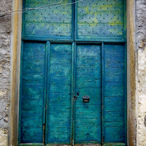 Double grande porte bleue cloutée  - Italie  - collection de photos clin d'oeil, catégorie portes